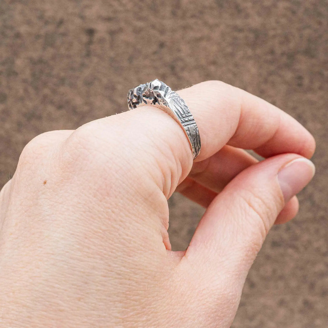 Massiver geschnitzter Ring aus Silber 925