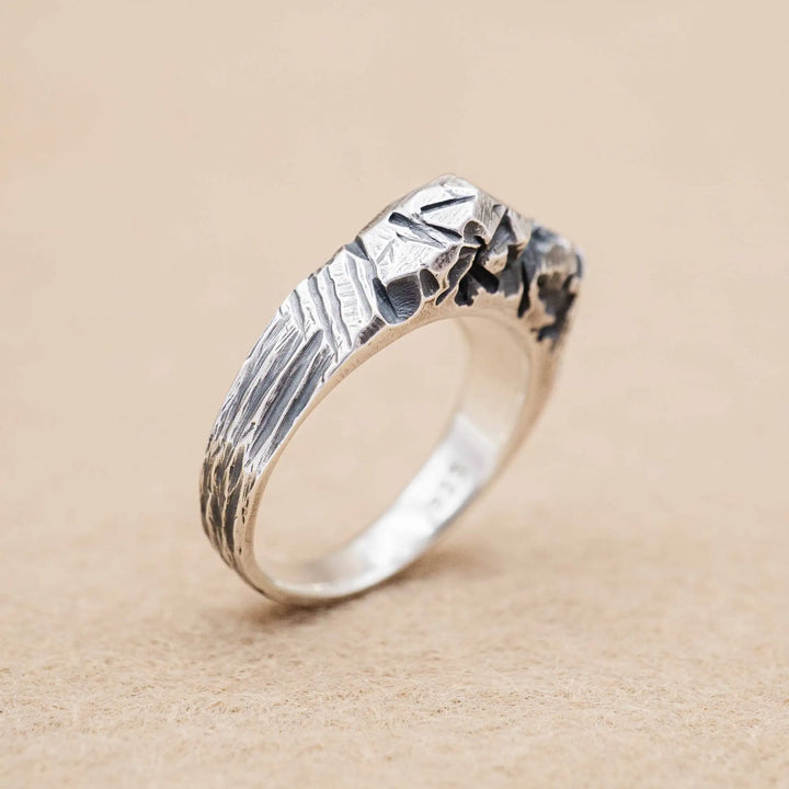 Massiver geschnitzter Ring aus Silber 925