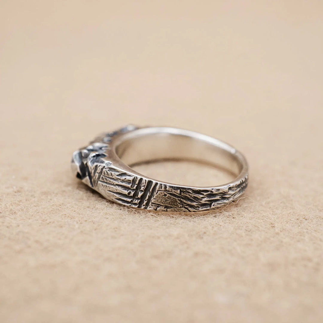 Massiver geschnitzter Ring aus Silber 925