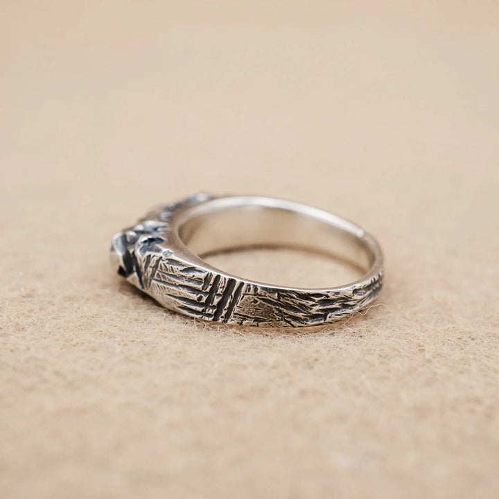 Massiver geschnitzter Ring aus Silber 925