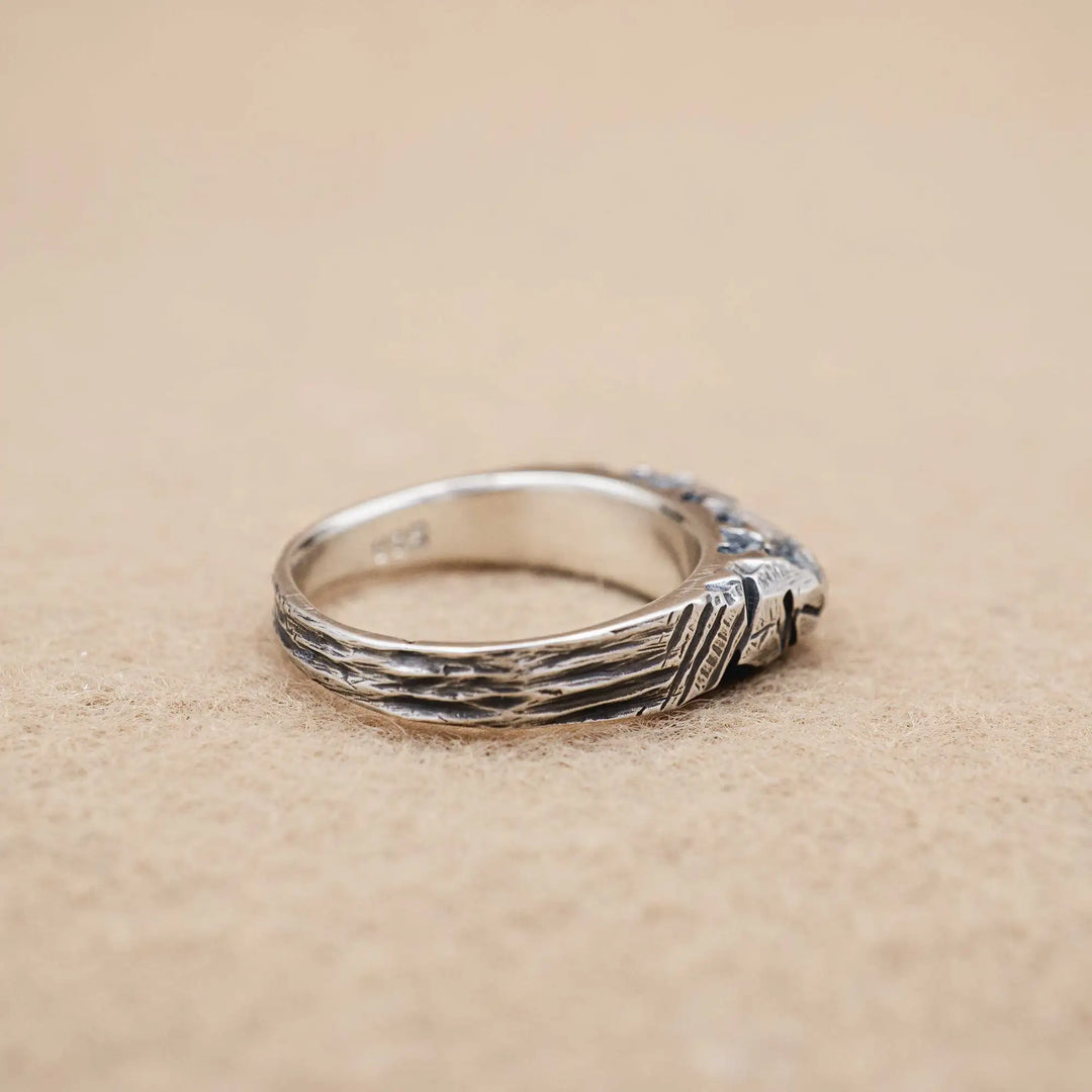 Massiver geschnitzter Ring aus Silber 925