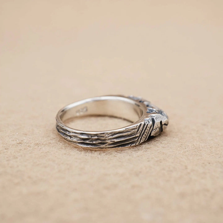 Massiver geschnitzter Ring aus Silber 925