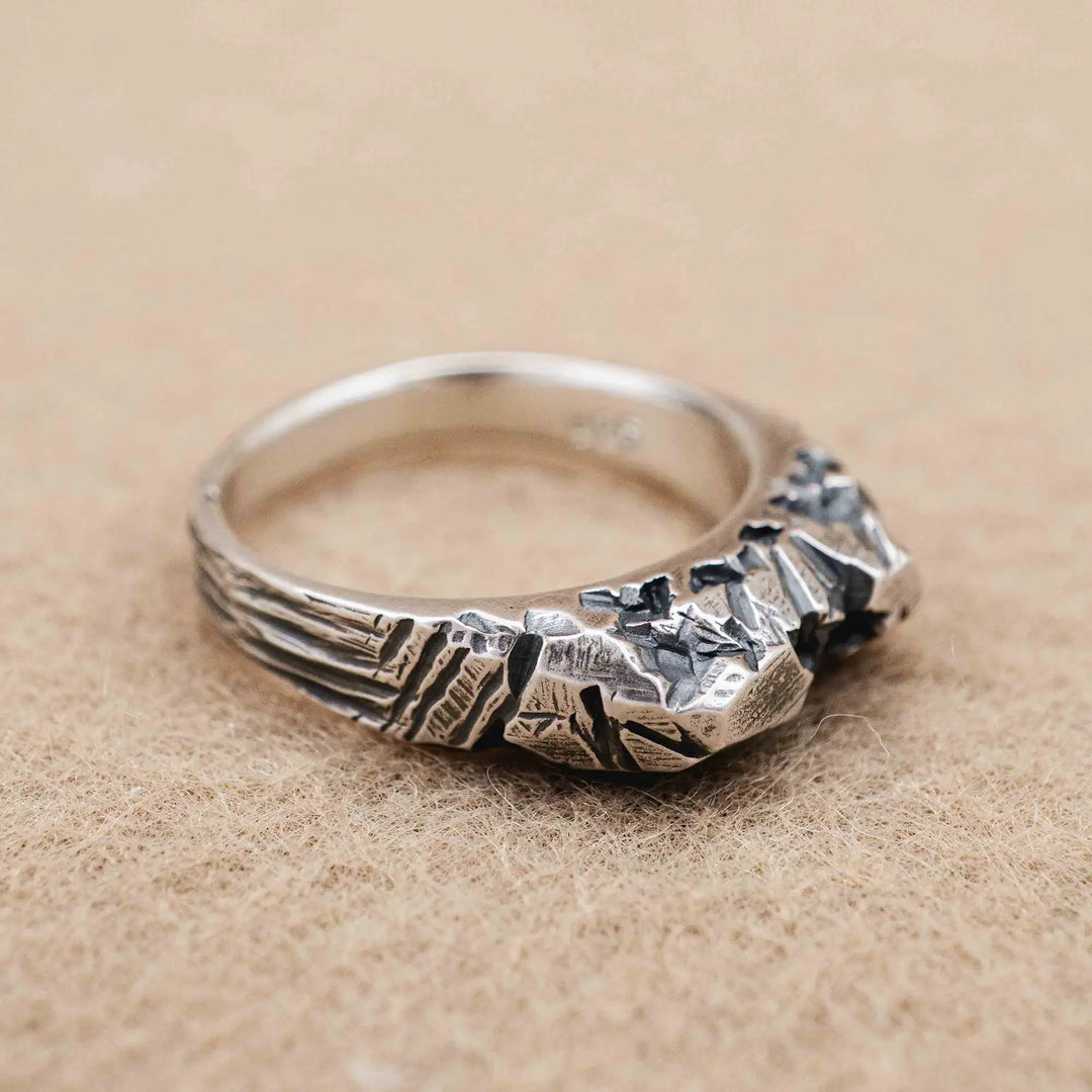 Massiver geschnitzter Ring aus Silber 925