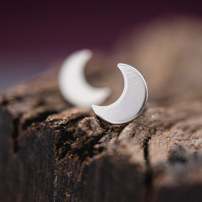 Kleine Mini Echtsilber Mond Ohrstecker // Luna