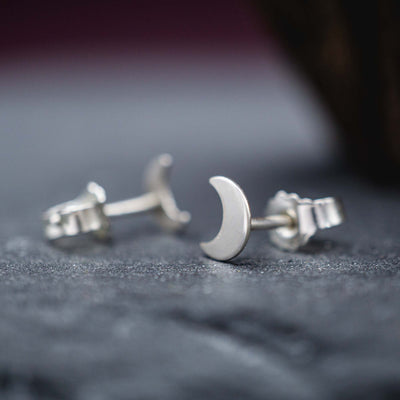 Kleine Mini Echtsilber Mond Ohrstecker // Luna