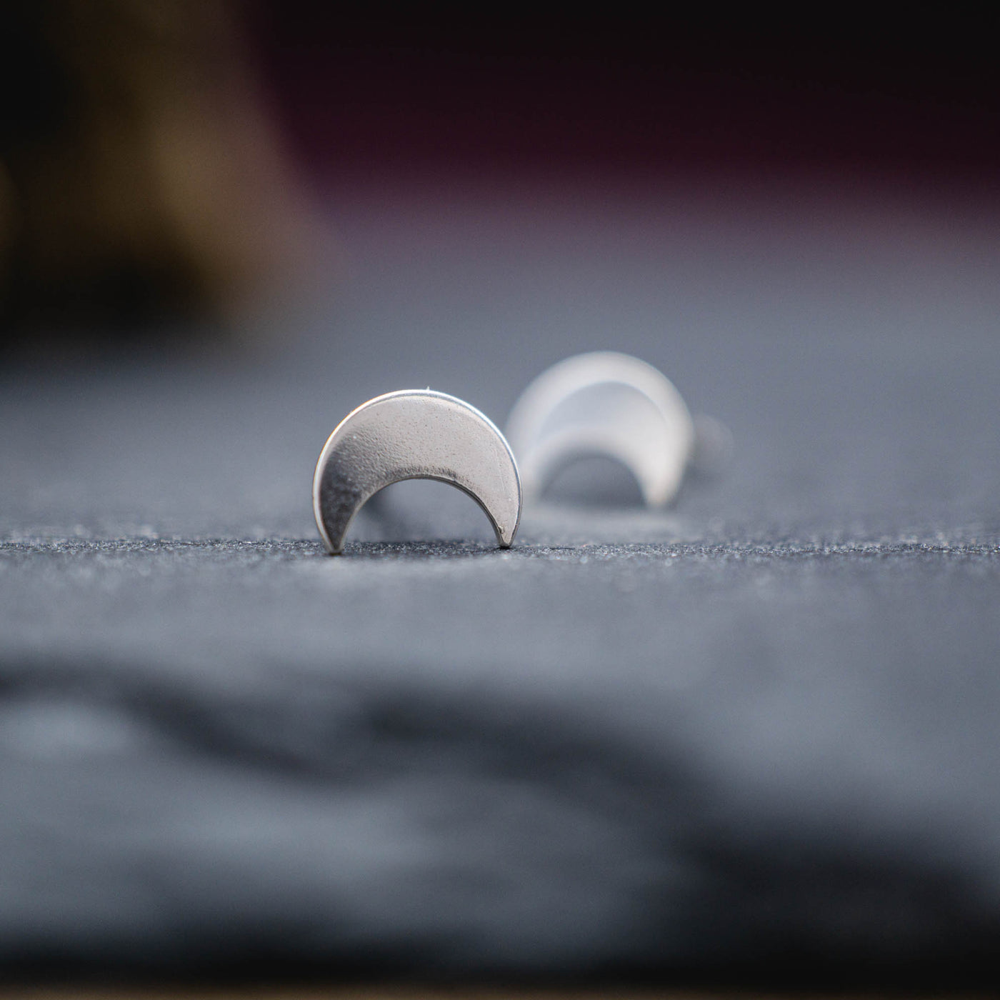 Kleine Mini Echtsilber Mond Ohrstecker // Luna