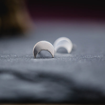 Kleine Mini Echtsilber Mond Ohrstecker // Luna