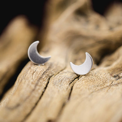 Kleine Mini Echtsilber Mond Ohrstecker // Luna