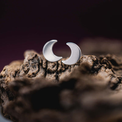 Kleine Mini Echtsilber Mond Ohrstecker // Luna