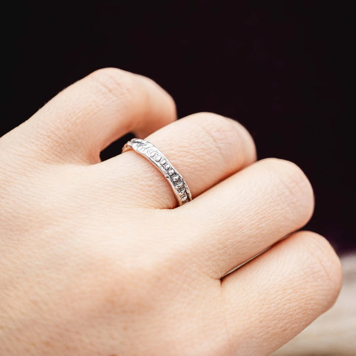 Organischer Ring aus Silber mit Textur