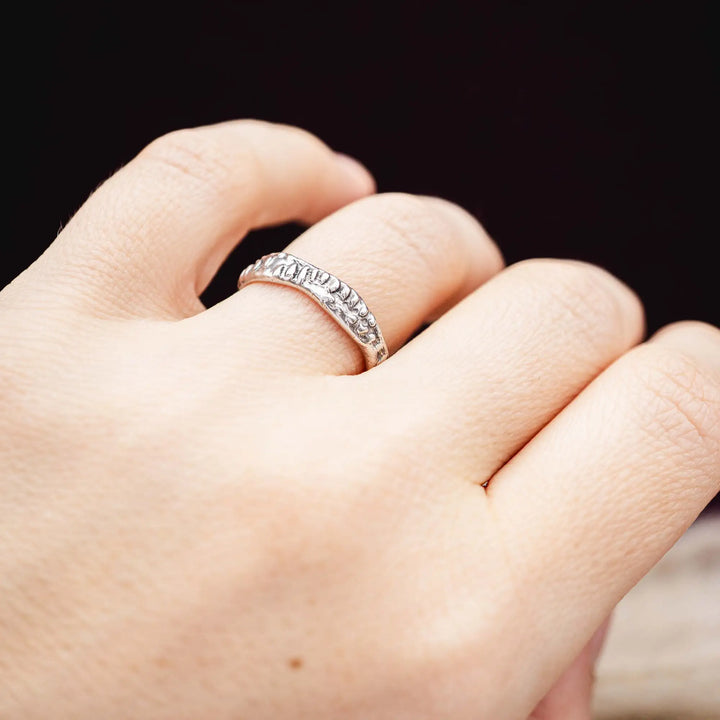 Organischer Ring aus Silber mit Textur