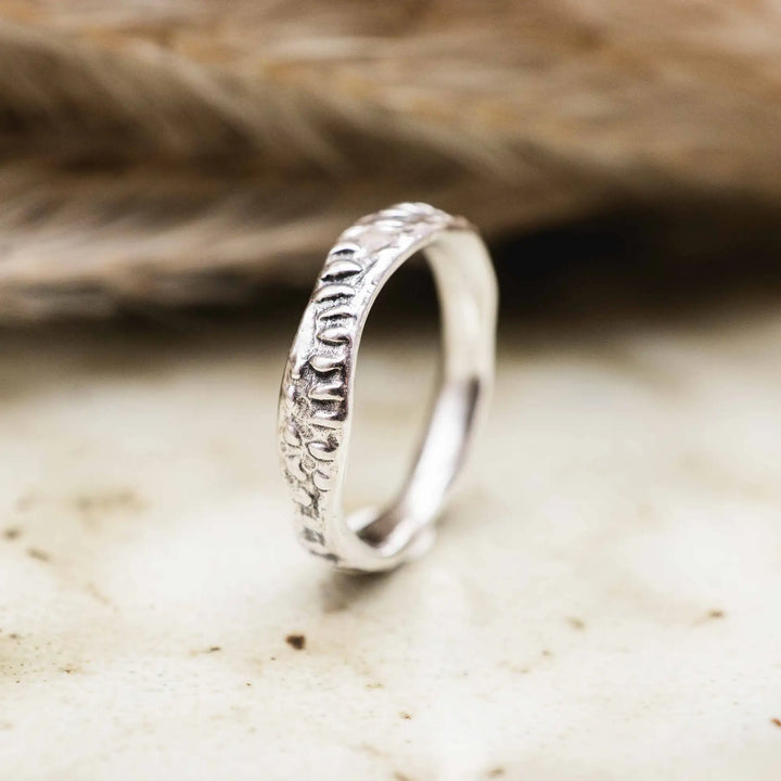 Organischer Ring aus Silber mit Textur