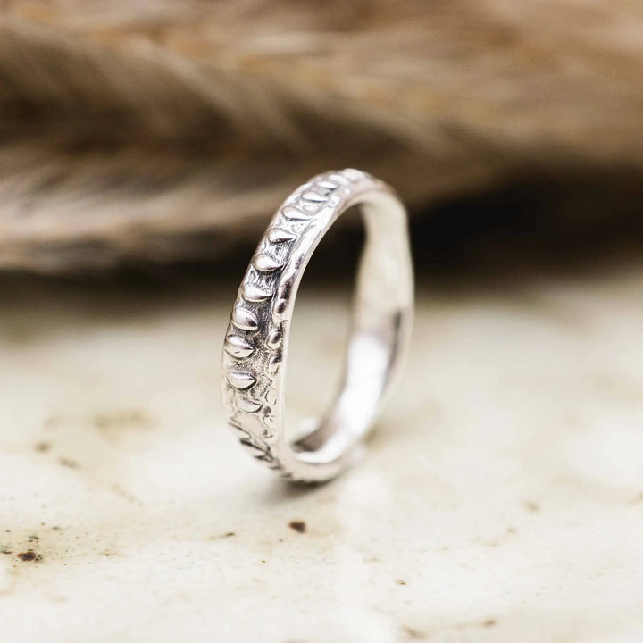 Organischer Ring aus Silber mit Textur