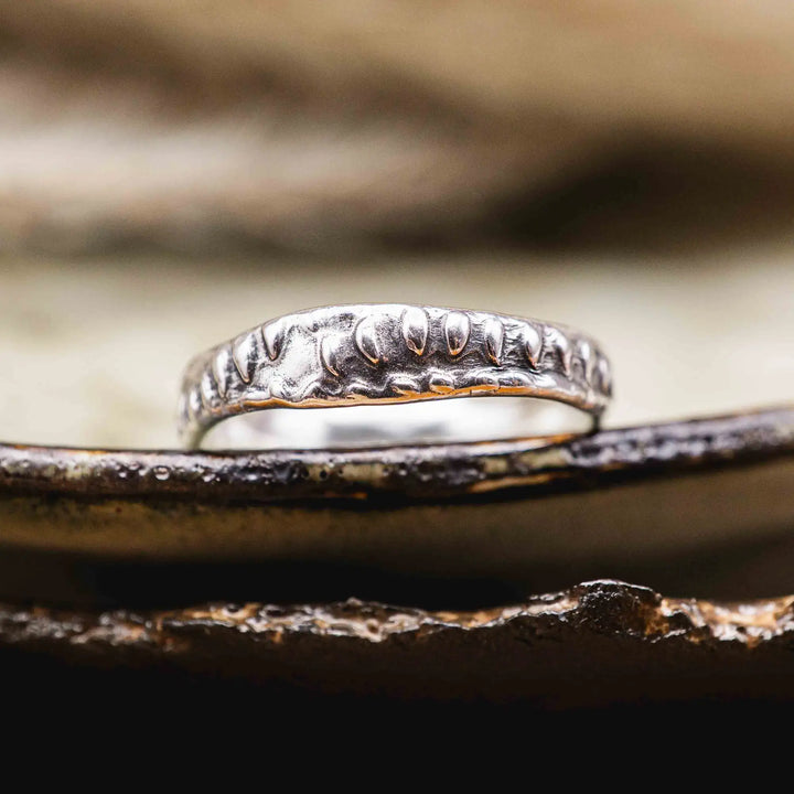 Organischer Ring aus Silber mit Textur