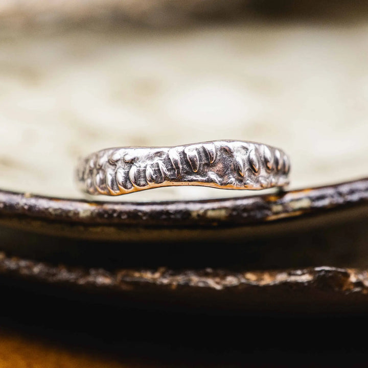 Organischer Ring aus Silber mit Textur