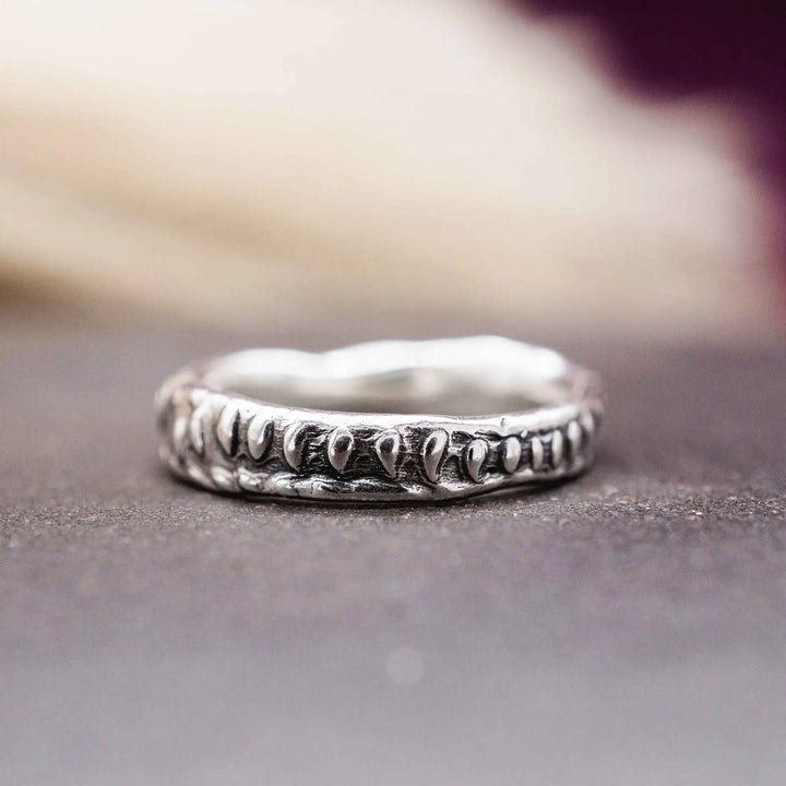 Organischer Ring aus Silber mit Textur