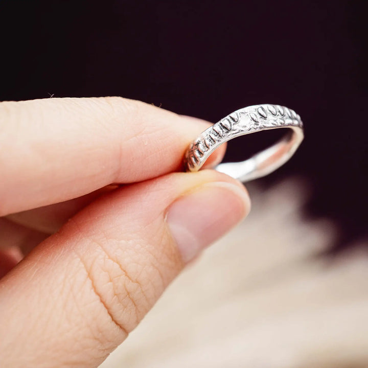 Organischer Ring aus Silber mit Textur