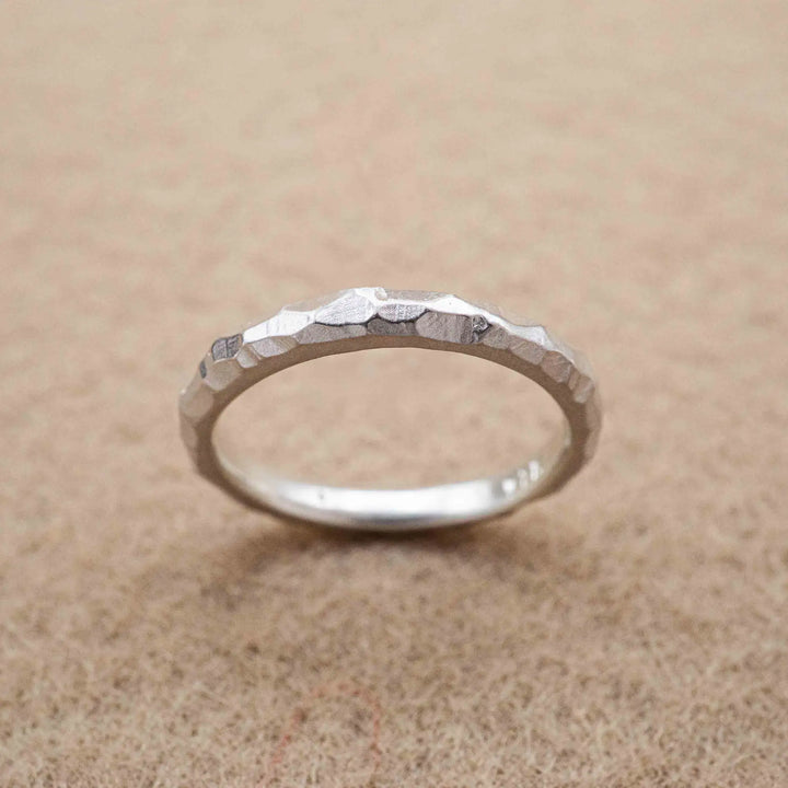 Zarter Facettierter Ring aus Silber // Unikat Ehering