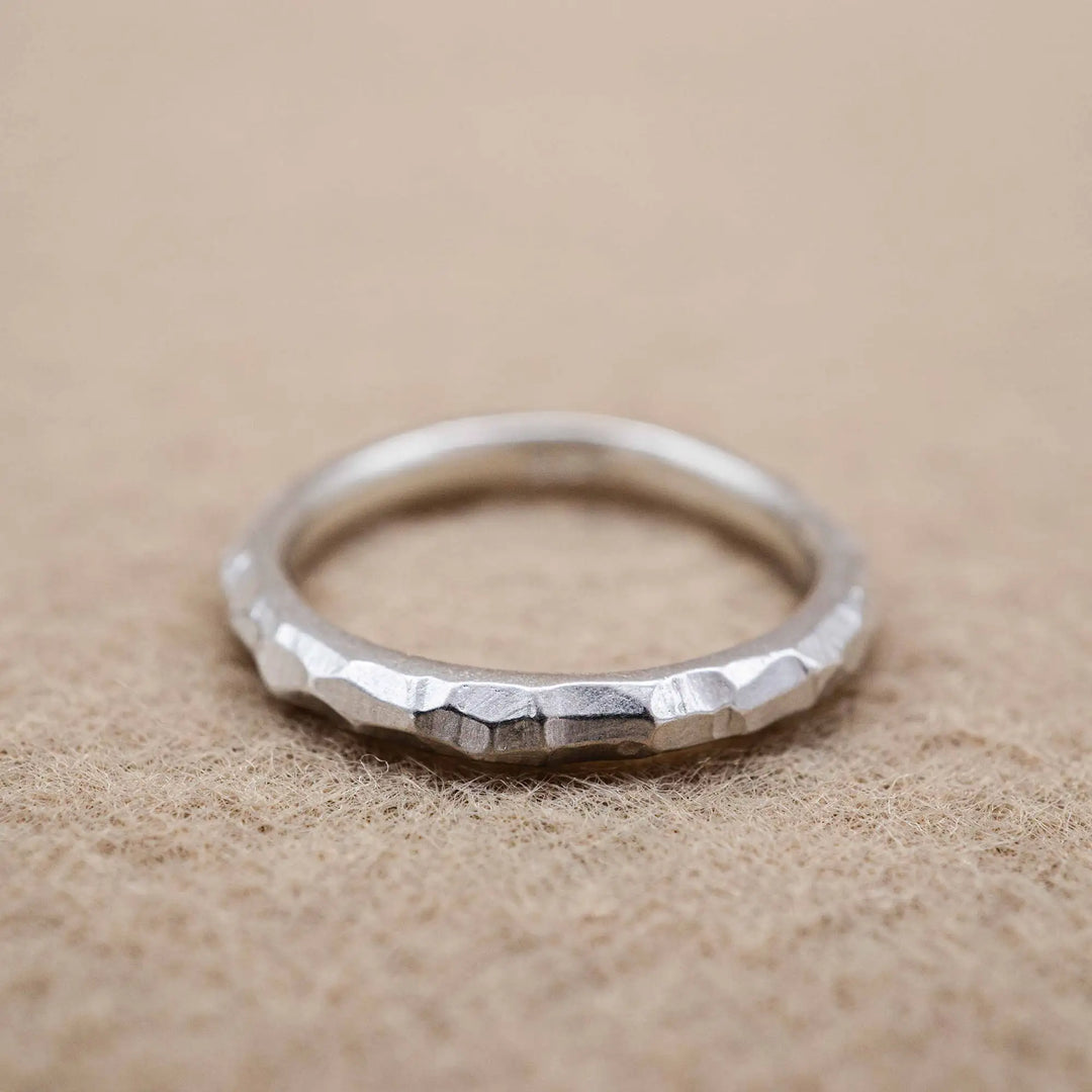 Zarter Facettierter Ring aus Silber // Unikat Ehering