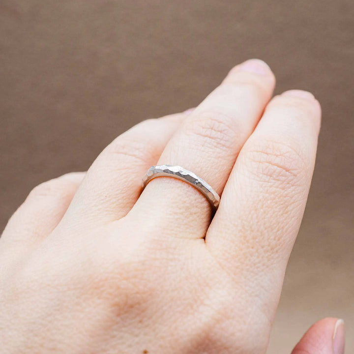 Zarter Facettierter Ring aus Silber // Unikat Ehering