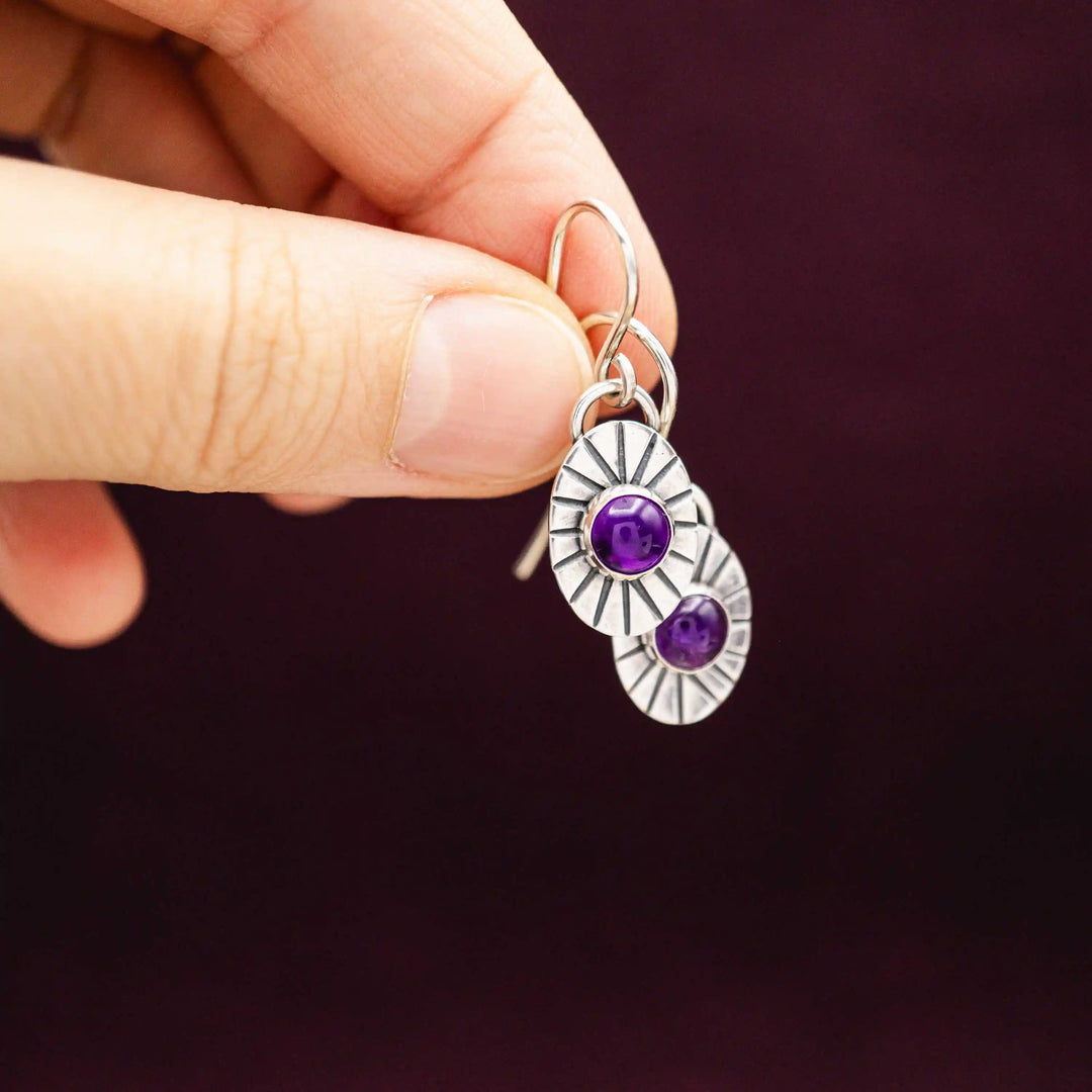 Elegante, handgefertigte Amethyst Ohrhänger aus Silber 925 in natürlicher, in Hand gehalten
