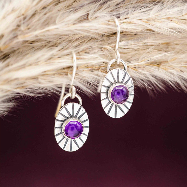 Handgemachte Ohrringe aus Silber 925 mit violettem Edelstein im Detail fotografiert