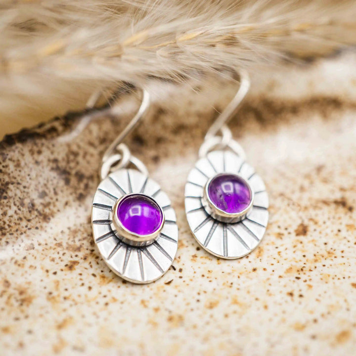Ovale Ohrhänger aus Sterling Silber mit echtem Amethyst und oxidierter Struktur
