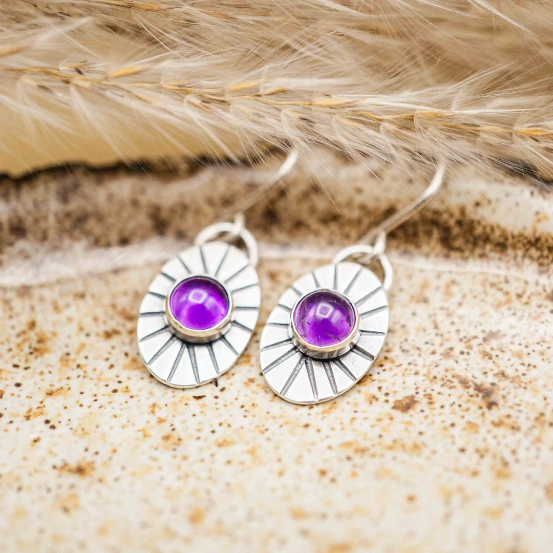 Leichte Amethyst Ohrringe aus Silber 925 in ovaler Form mit handpunzierter Verzierung