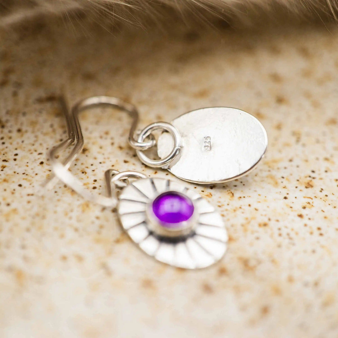 Kleine ovale Ohrhänger aus Silber 925 mit violettem Amethyst und Sonnenstruktur