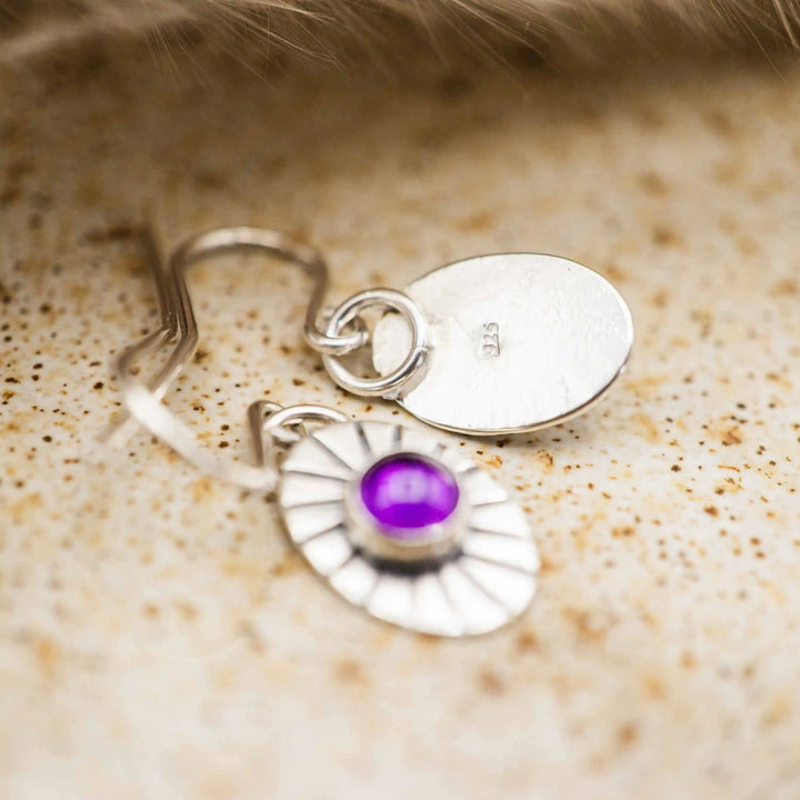 Kleine ovale Ohrhänger aus Silber 925 mit violettem Amethyst und Sonnenstruktur