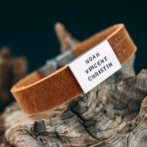 Armband mit Gravur für Männer - personalisiertes flaches Lederarmband in Cognac Braun