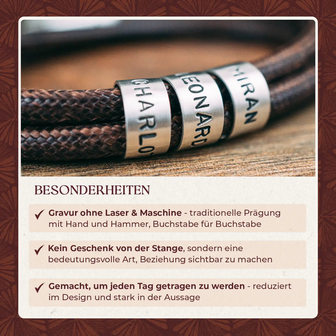 Ein veganes Armband mit Gravur im Wickelarmband Stil für Männer aus braunem Band als Geschenk für Vater oder Ehemann. Es ist personalisiert mit Namen auf Sterling Silber 925 Perlen.
