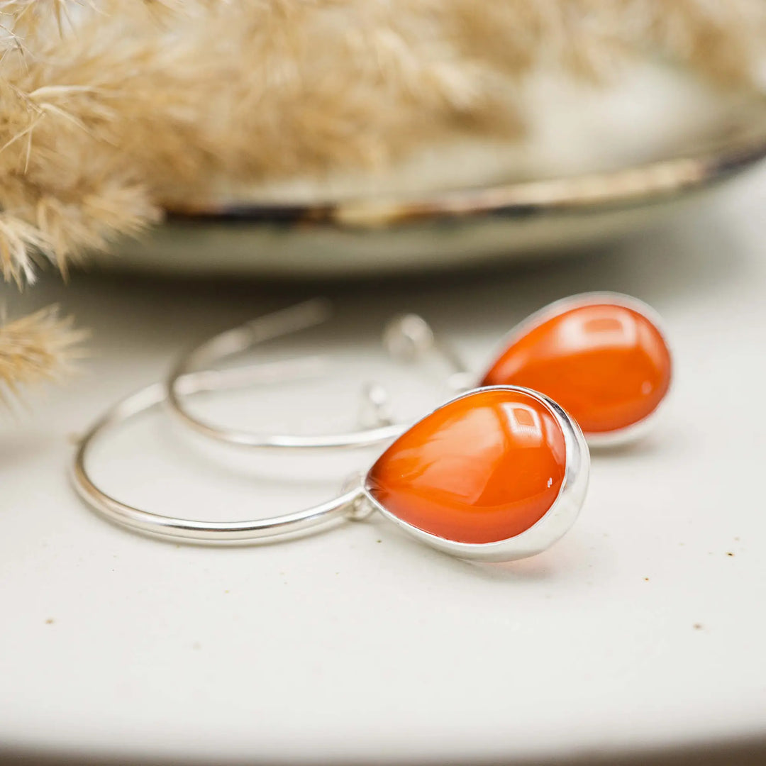 Mittelgroße Creolen Silber 925 mit Karneol Tropfen Anhänger - handgefertigte Ohrringe aus Sterling Silber mit rotem Edelstein, 30mm Durchmesser, eleganter Statement-Schmuck.