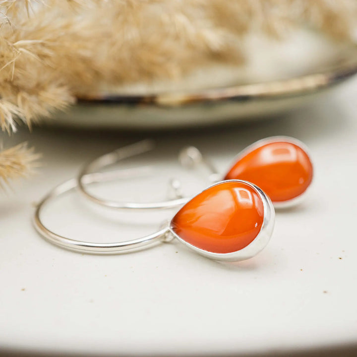Mittelgroße Creolen Silber 925 mit Karneol Tropfen Anhänger - handgefertigte Ohrringe aus Sterling Silber mit rotem Edelstein, 30mm Durchmesser, eleganter Statement-Schmuck.