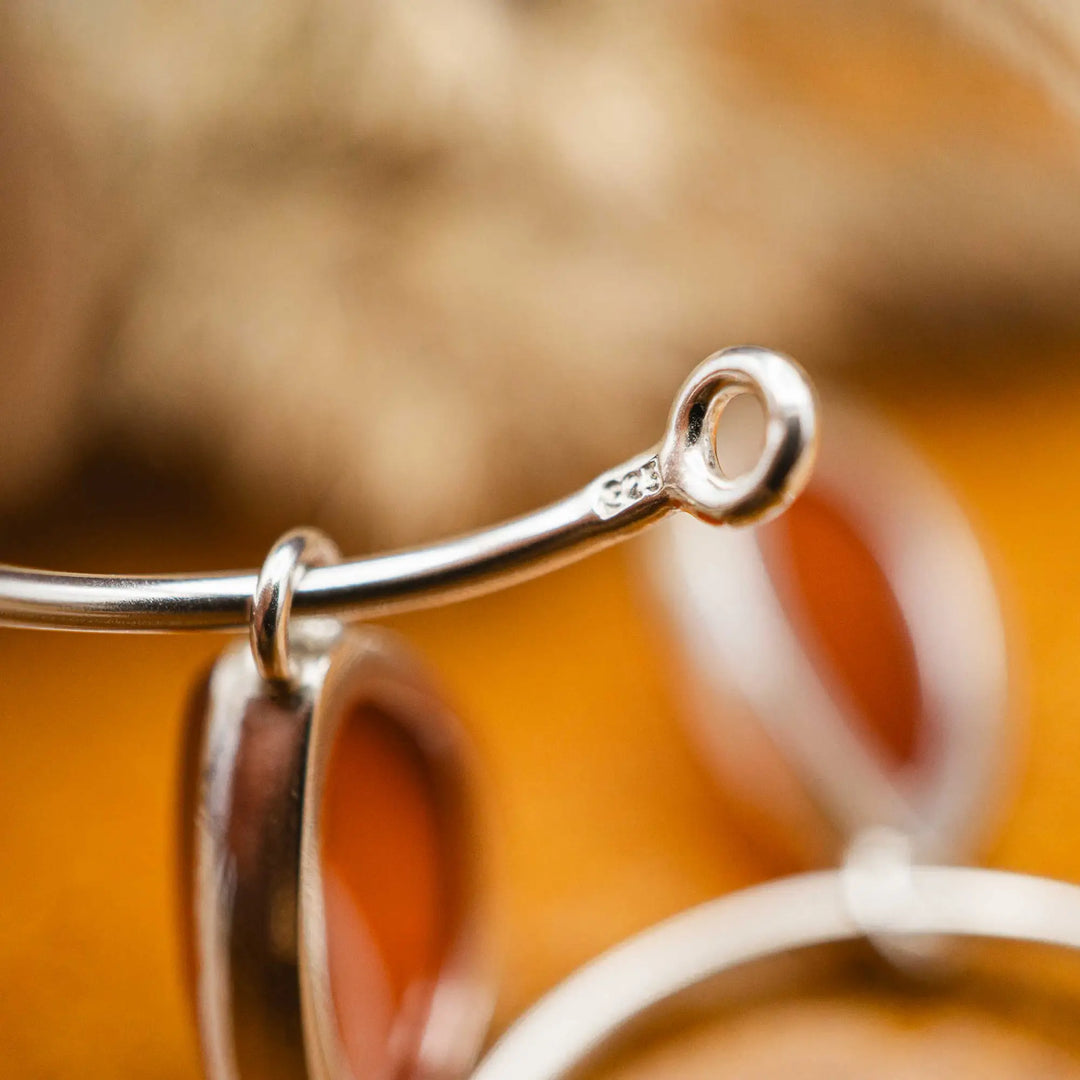 Mittelgroße Creolen Silber 925 mit Karneol Tropfen Anhänger - handgefertigte Ohrringe aus Sterling Silber mit rotem Edelstein, 30mm Durchmesser, eleganter Statement-Schmuck.