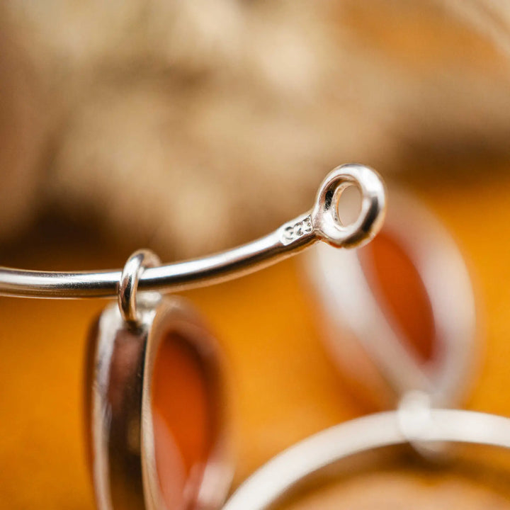 Mittelgroße Creolen Silber 925 mit Karneol Tropfen Anhänger - handgefertigte Ohrringe aus Sterling Silber mit rotem Edelstein, 30mm Durchmesser, eleganter Statement-Schmuck.