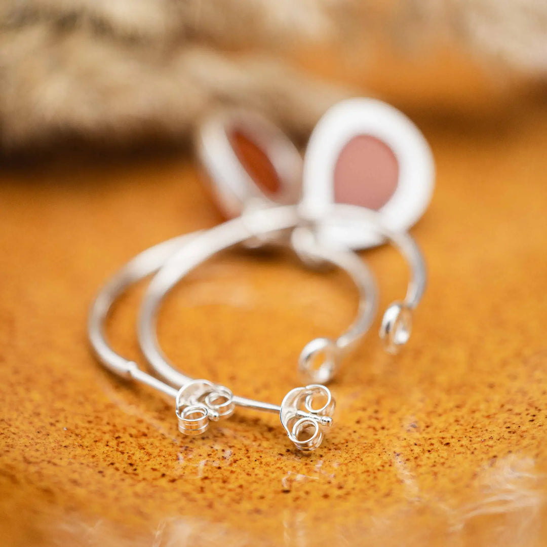 Mittelgroße Creolen Silber 925 mit Karneol Tropfen Anhänger - handgefertigte Ohrringe aus Sterling Silber mit rotem Edelstein, 30mm Durchmesser, eleganter Statement-Schmuck.