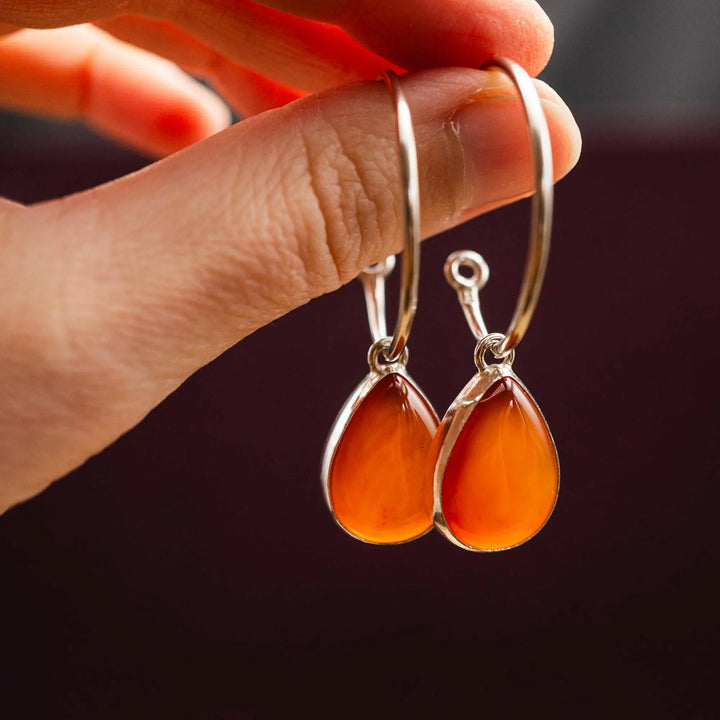 Mittelgroße Creolen Silber 925 mit Karneol Tropfen Anhänger - handgefertigte Ohrringe aus Sterling Silber mit rotem Edelstein, 30mm Durchmesser, eleganter Statement-Schmuck.