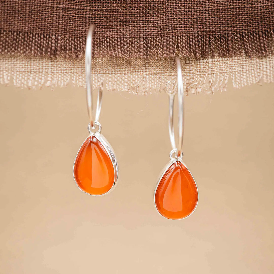 Mittelgroße Creolen Silber 925 mit Karneol Tropfen Anhänger - handgefertigte Ohrringe aus Sterling Silber mit rotem Edelstein, 30mm Durchmesser, eleganter Statement-Schmuck.