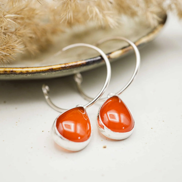 Mittelgroße Creolen Silber 925 mit Karneol Tropfen Anhänger - handgefertigte Ohrringe aus Sterling Silber mit rotem Edelstein, 30mm Durchmesser, eleganter Statement-Schmuck.