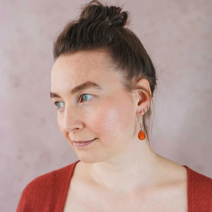 Mittelgroße Creolen Silber 925 mit Karneol Tropfen Anhänger - handgefertigte Ohrringe aus Sterling Silber mit rotem Edelstein, 30mm Durchmesser, eleganter Statement-Schmuck.