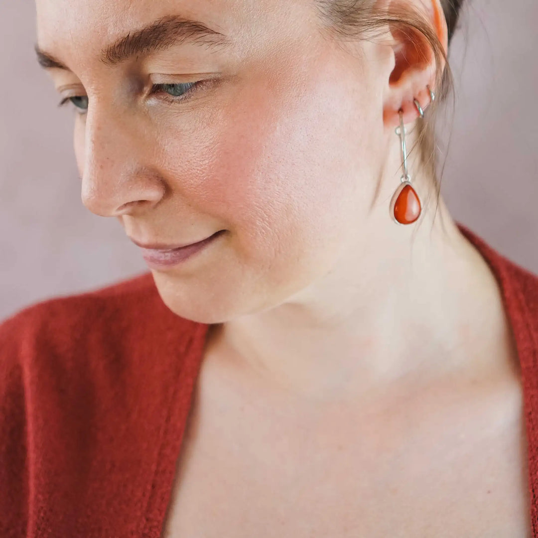 Mittelgroße Creolen Silber 925 mit Karneol Tropfen Anhänger - handgefertigte Ohrringe aus Sterling Silber mit rotem Edelstein, 30mm Durchmesser, eleganter Statement-Schmuck.