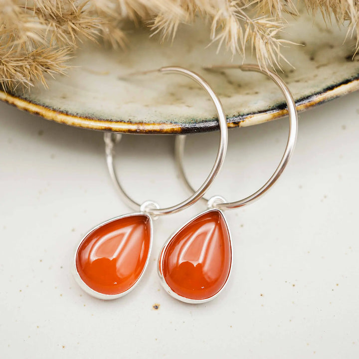 Mittelgroße Creolen Silber 925 mit Karneol Tropfen Anhänger - handgefertigte Ohrringe aus Sterling Silber mit rotem Edelstein, 30mm Durchmesser, eleganter Statement-Schmuck.