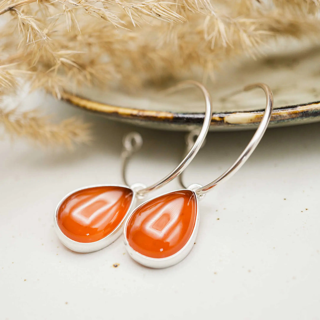 Mittelgroße Creolen Silber 925 mit Karneol Tropfen Anhänger - handgefertigte Ohrringe aus Sterling Silber mit rotem Edelstein, 30mm Durchmesser, eleganter Statement-Schmuck.