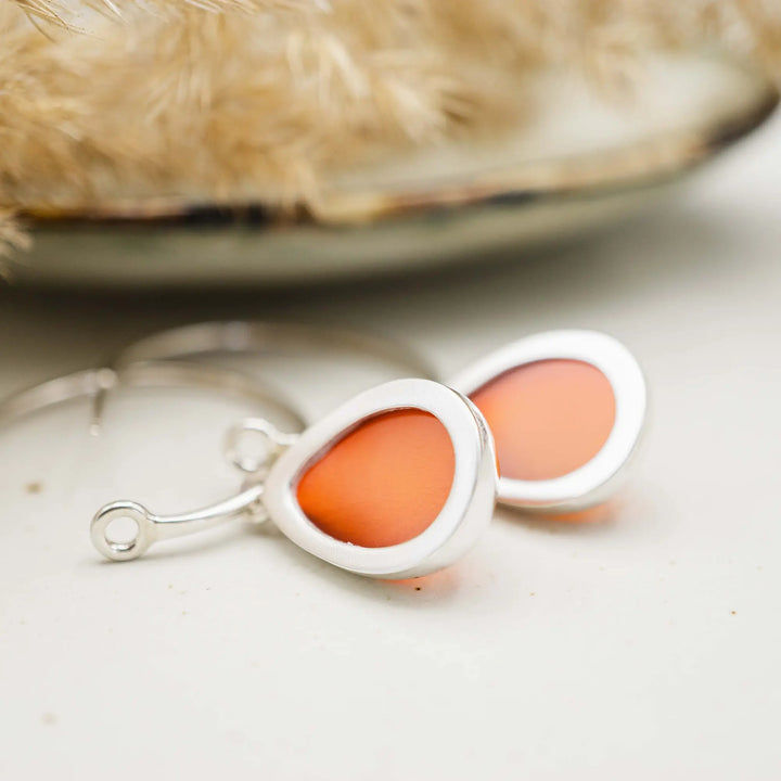 Mittelgroße Creolen Silber 925 mit Karneol Tropfen Anhänger - handgefertigte Ohrringe aus Sterling Silber mit rotem Edelstein, 30mm Durchmesser, eleganter Statement-Schmuck.