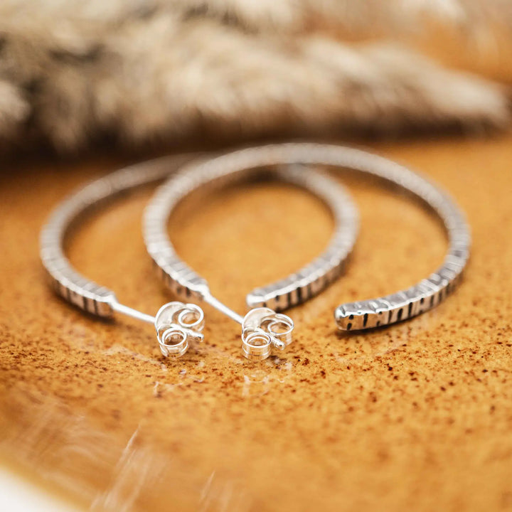 Creolen aus Silber 925. Die mittelgroßen Ohrring Creolen aus Silber sind handefertigt mit organischer Textur. Zeitlos, vielseitig, passt zu allem - echte Silberschmiede Arbeit.