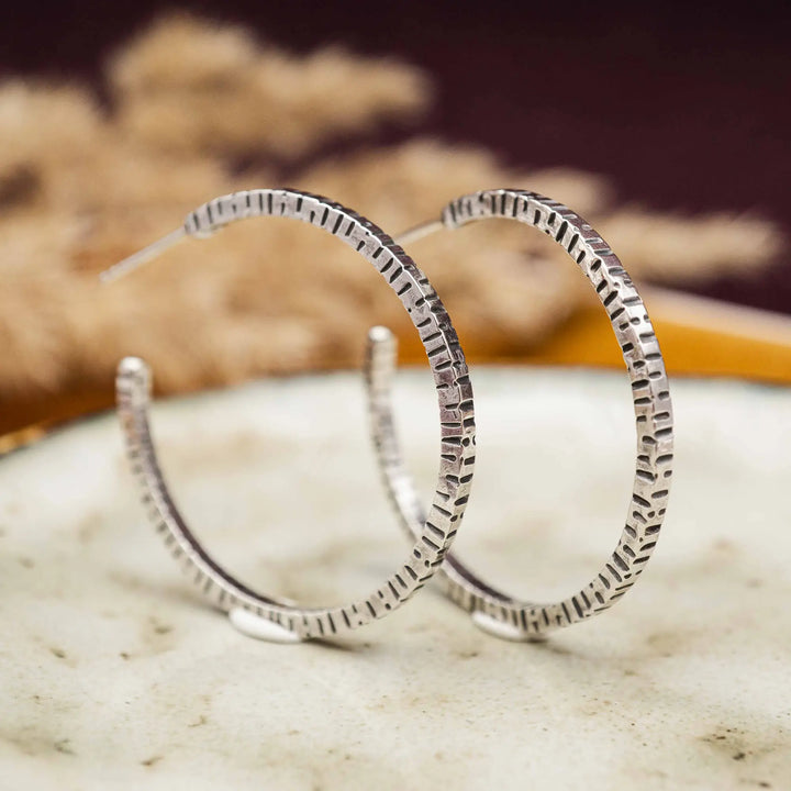 Creolen aus Silber 925. Die mittelgroßen Ohrring Creolen aus Silber sind handefertigt mit organischer Textur. Zeitlos, vielseitig, passt zu allem - echte Silberschmiede Arbeit.