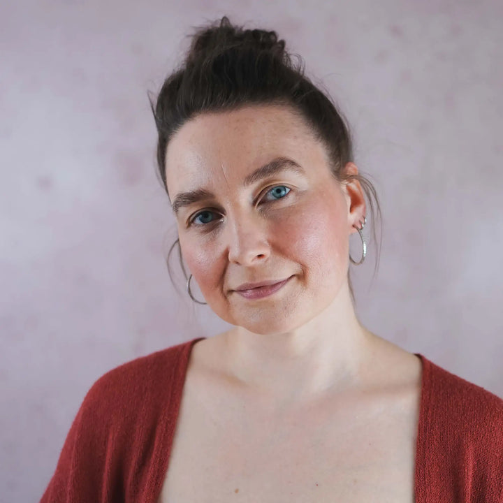 Creolen aus Silber 925. Die mittelgroßen Ohrring Creolen aus Silber sind handefertigt mit organischer Textur. Zeitlos, vielseitig, passt zu allem - echte Silberschmiede Arbeit.