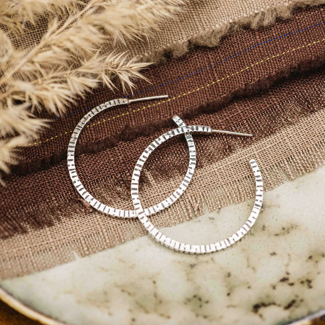 Creolen aus Silber 925. Die mittelgroßen Ohrring Creolen aus Silber sind handefertigt mit organischer Textur. Zeitlos, vielseitig, passt zu allem - echte Silberschmiede Arbeit.