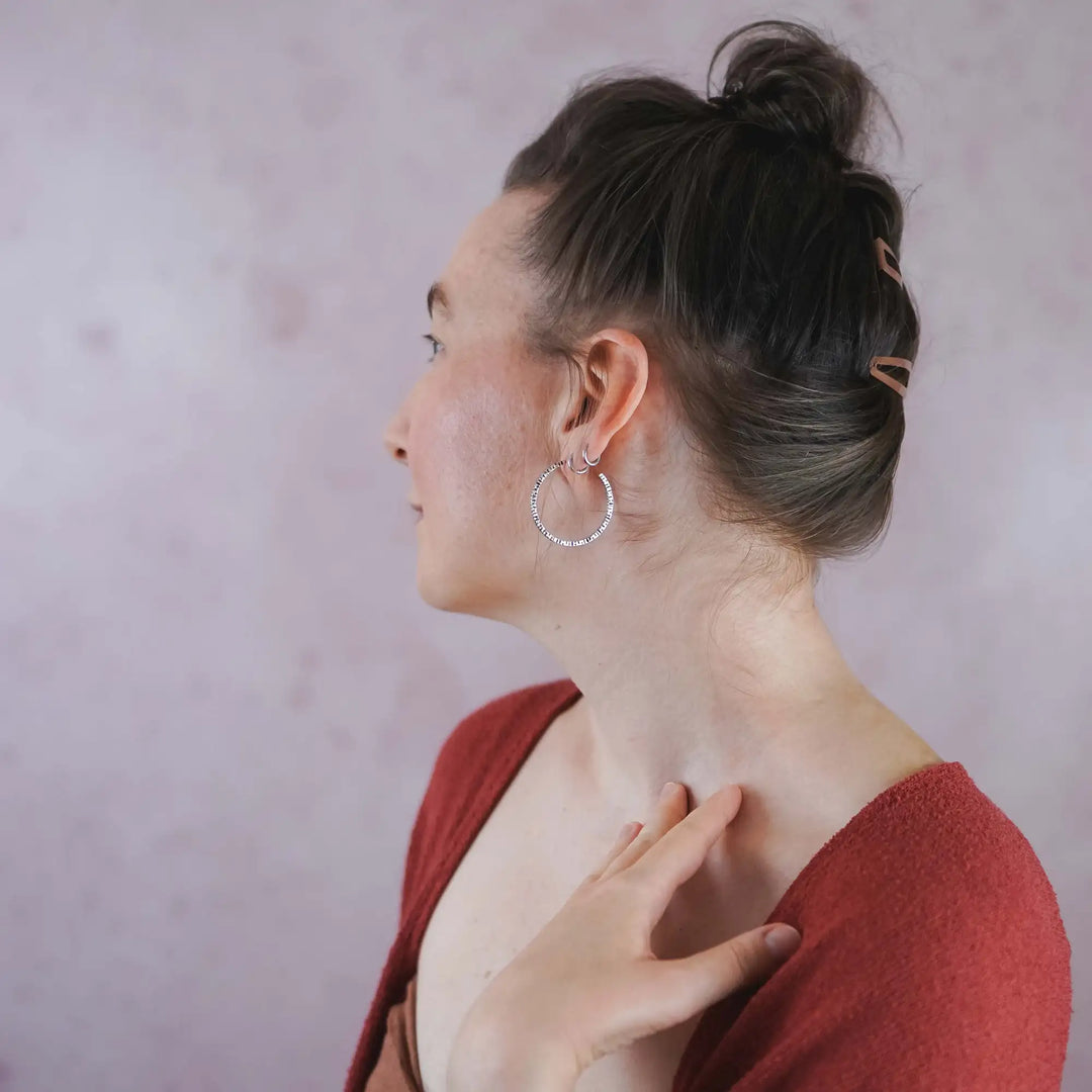 Creolen aus Silber 925. Die mittelgroßen Ohrring Creolen aus Silber sind handefertigt mit organischer Textur. Zeitlos, vielseitig, passt zu allem - echte Silberschmiede Arbeit.